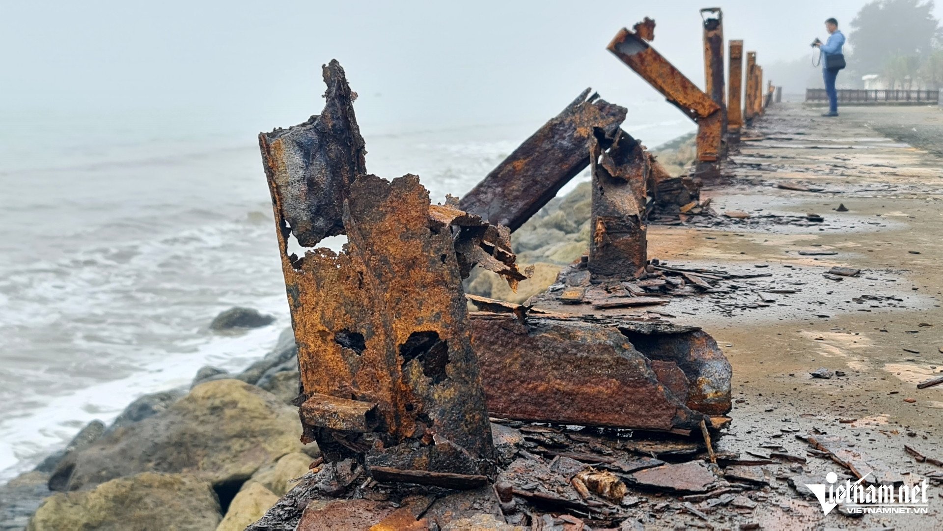 W-a5Iron railing along beach Sam Son.jpg