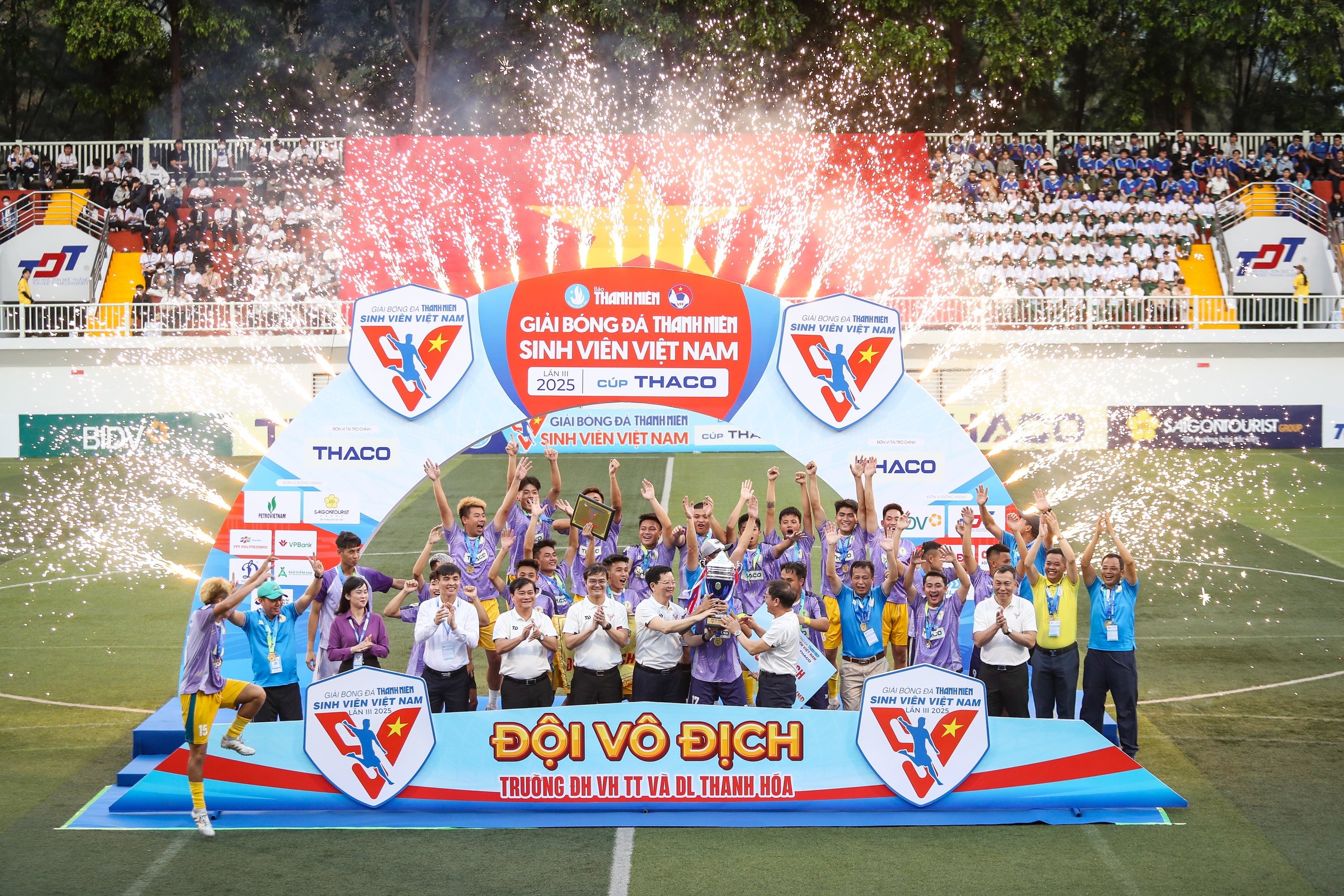 Mang đại kỳ ra sân cổ vũ nhà vô địch TNSV THACO cup 2025 - Ảnh 12.