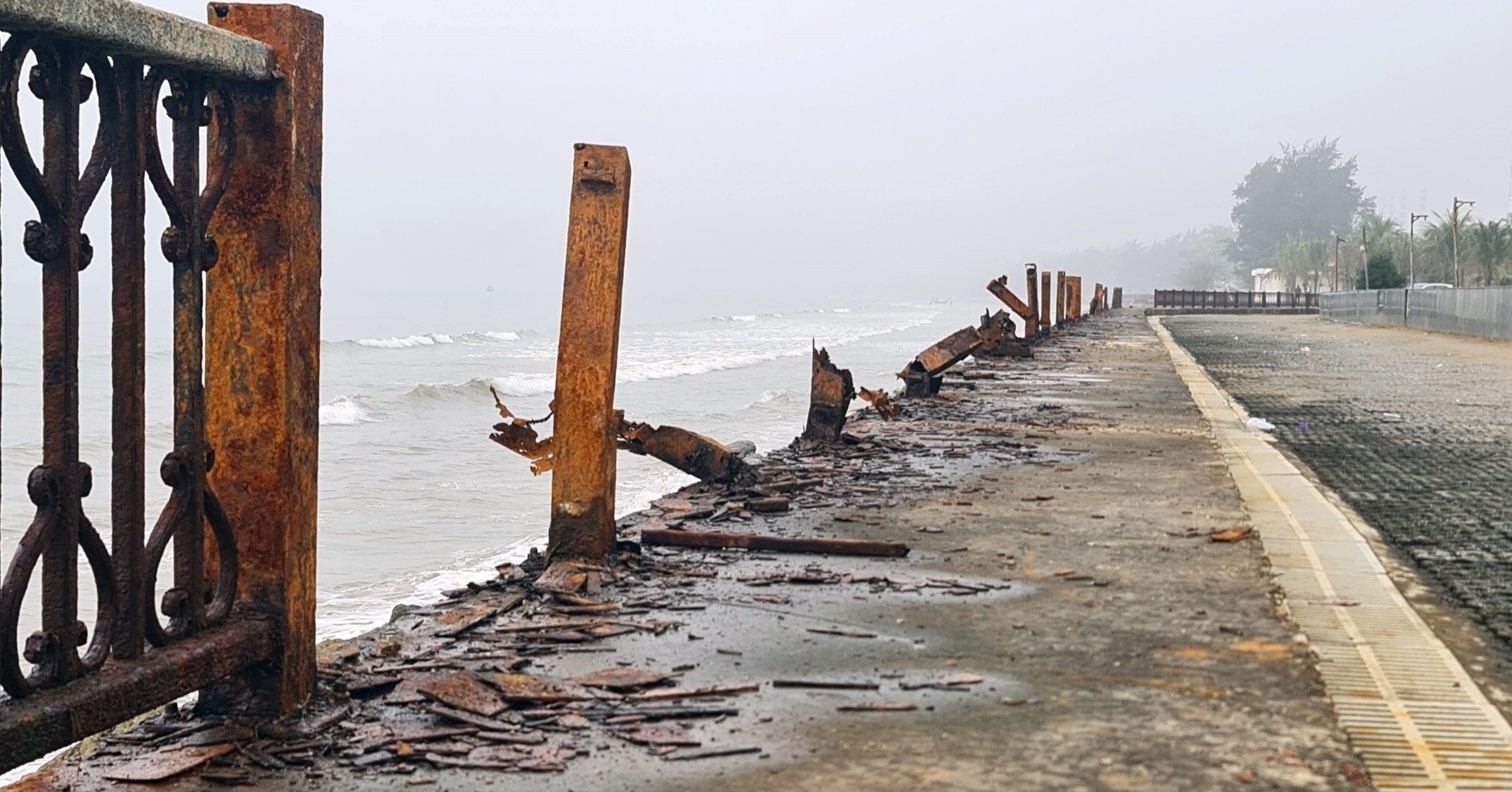 Las barandillas de hierro 'tienden trampas' en la playa de Sam Son