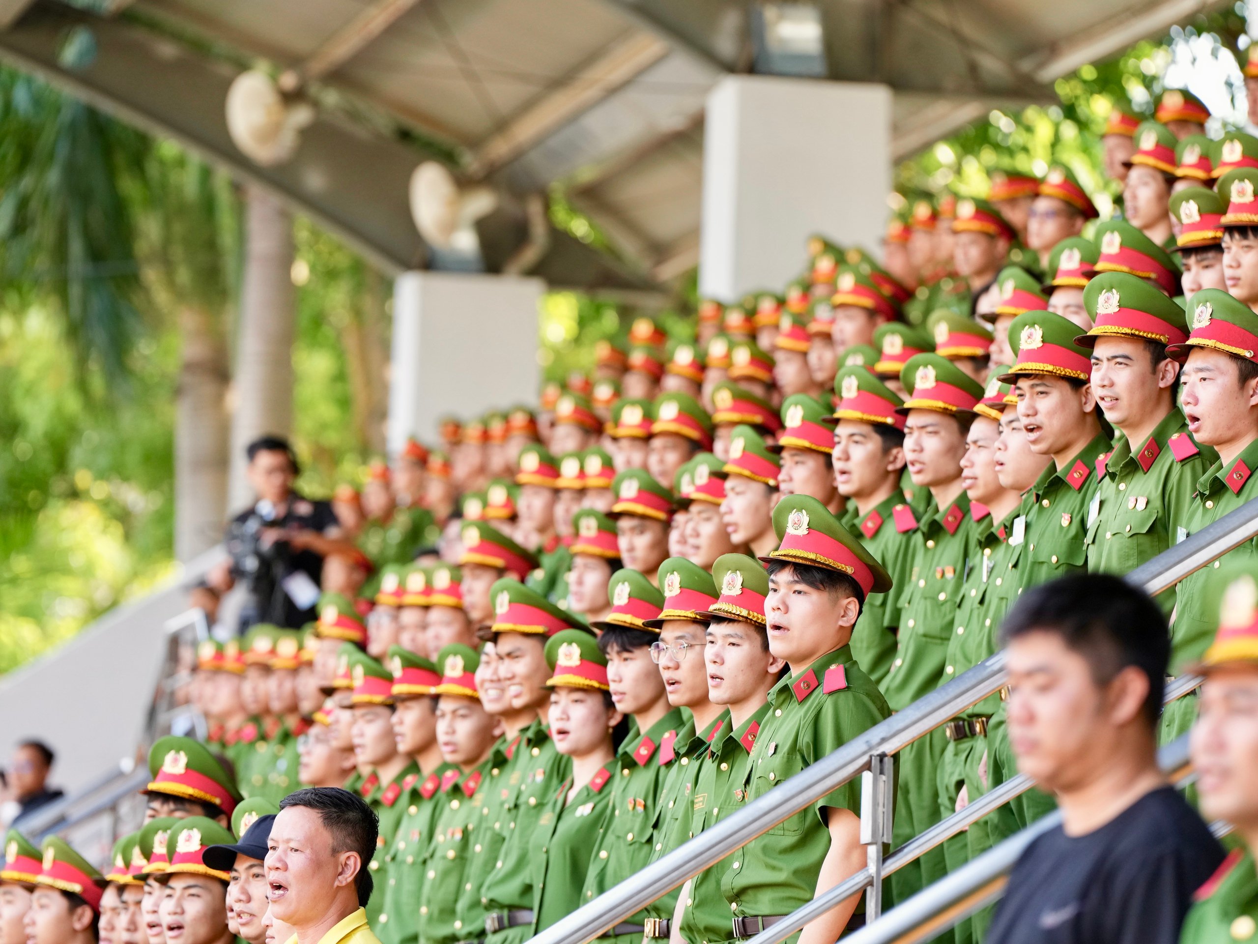 3.000 cổ động viên, những sắc màu rực lửa trên sân bóng đá sinh viên - Ảnh 9.