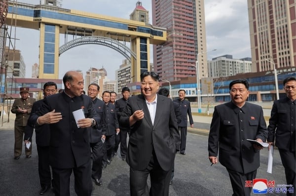 El líder norcoreano Kim Jong Un inspecciona un proyecto de construcción para "abrir una nueva era de prosperidad" en Pyongyang.