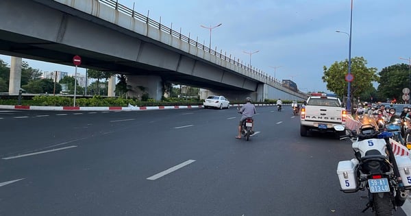 Автомобили въезжают на полосу для мотоциклов, движение запрещено