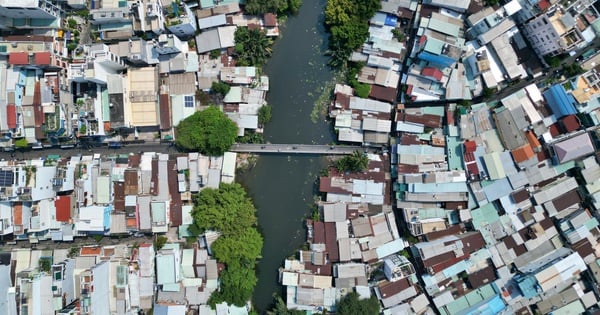 Nahaufnahme des am stärksten verschmutzten Kanals in der Innenstadt von Ho-Chi-Minh-Stadt, der kurz vor seiner „Wiedergeburt“ steht