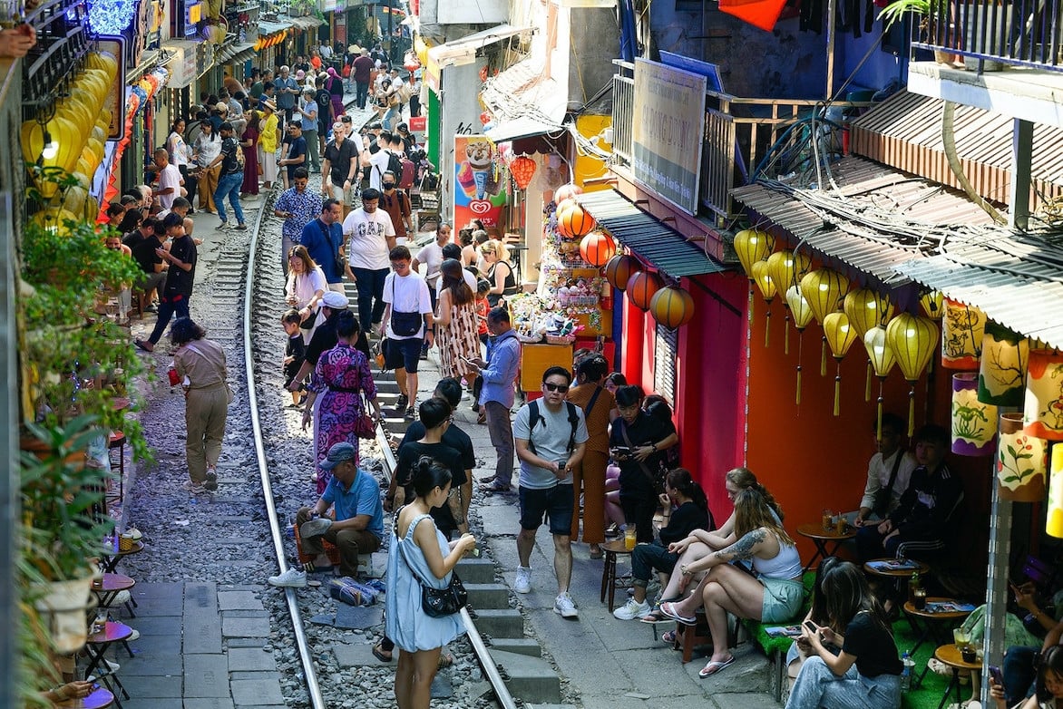 ถนนกาแฟริมถนนรถไฟในฮานอยเป็นถนนที่เป็นเอกลักษณ์หรือเป็นถนนต้องห้าม?