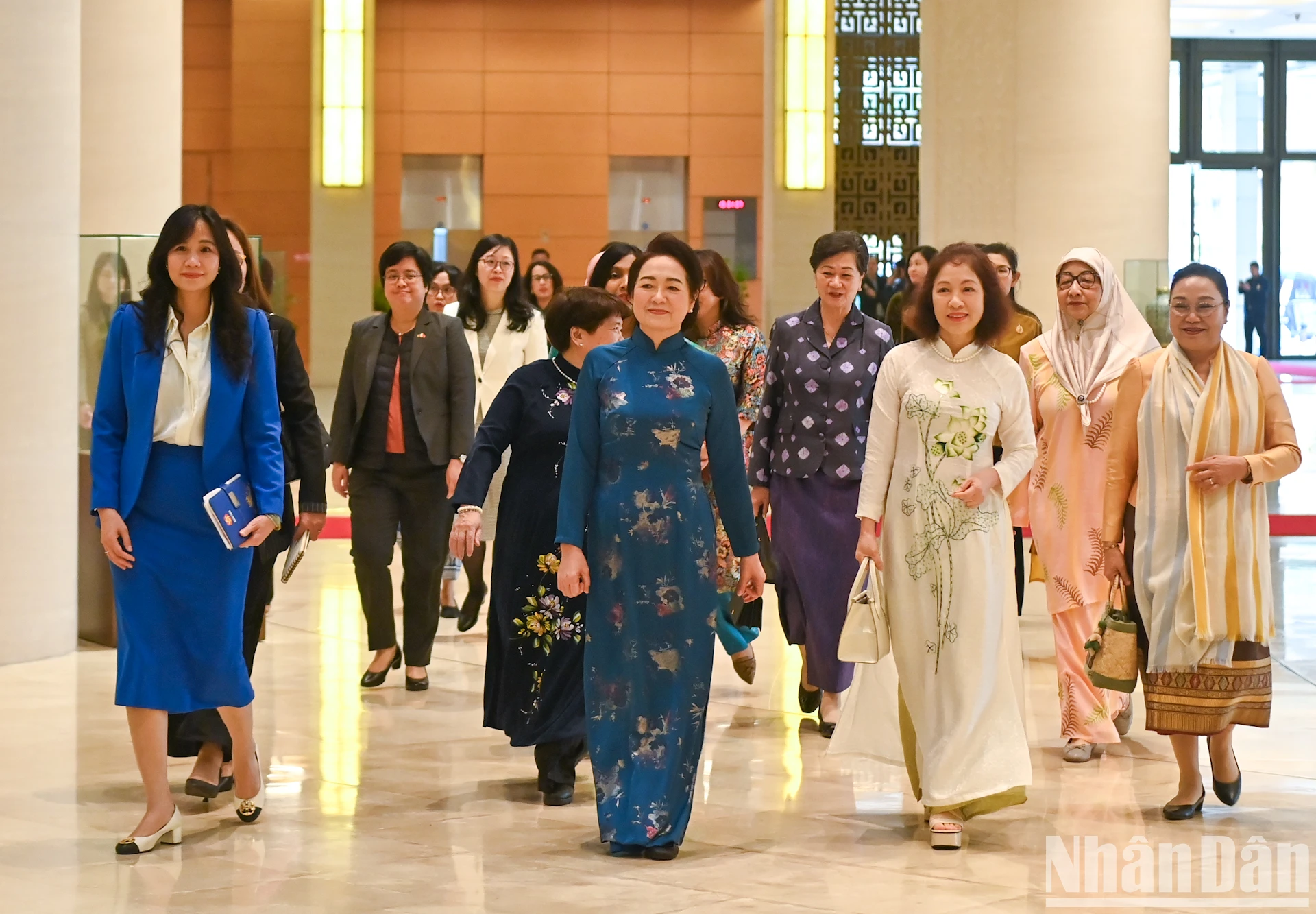 [Foto] La esposa del presidente de la Asamblea Nacional tuvo una reunión amistosa con el Grupo de Mujeres de la Comunidad de la ASEAN. Foto 1