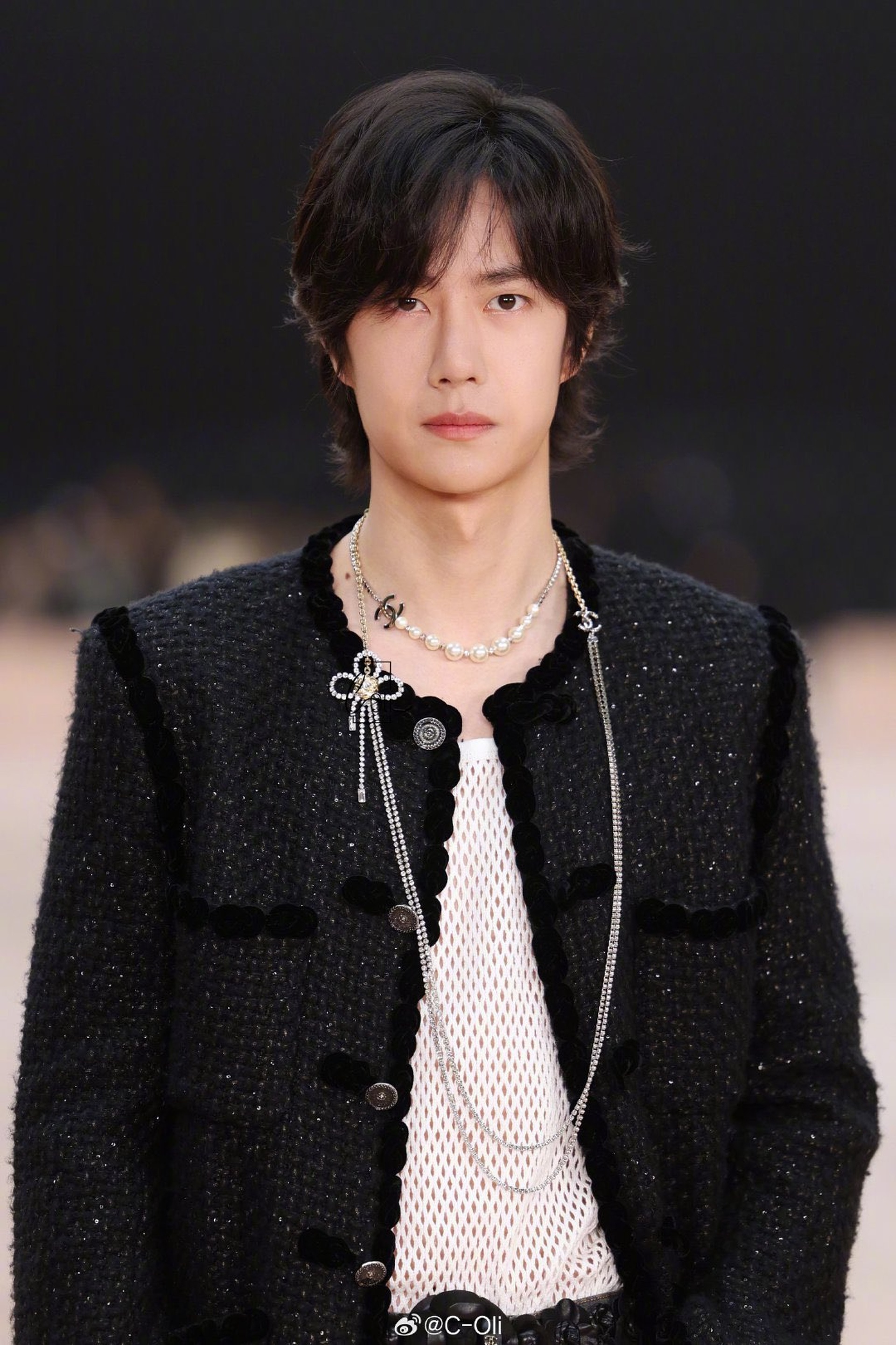 Jennie vắng mặt, Vương Nhất Bác hóa nam thần ở show diễn Chanel - 2