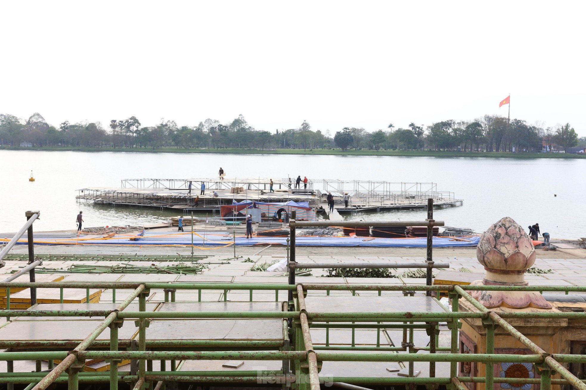 Close-up view of the multi-billion dollar live stage appearing for the first time along the Huong River, photo 7