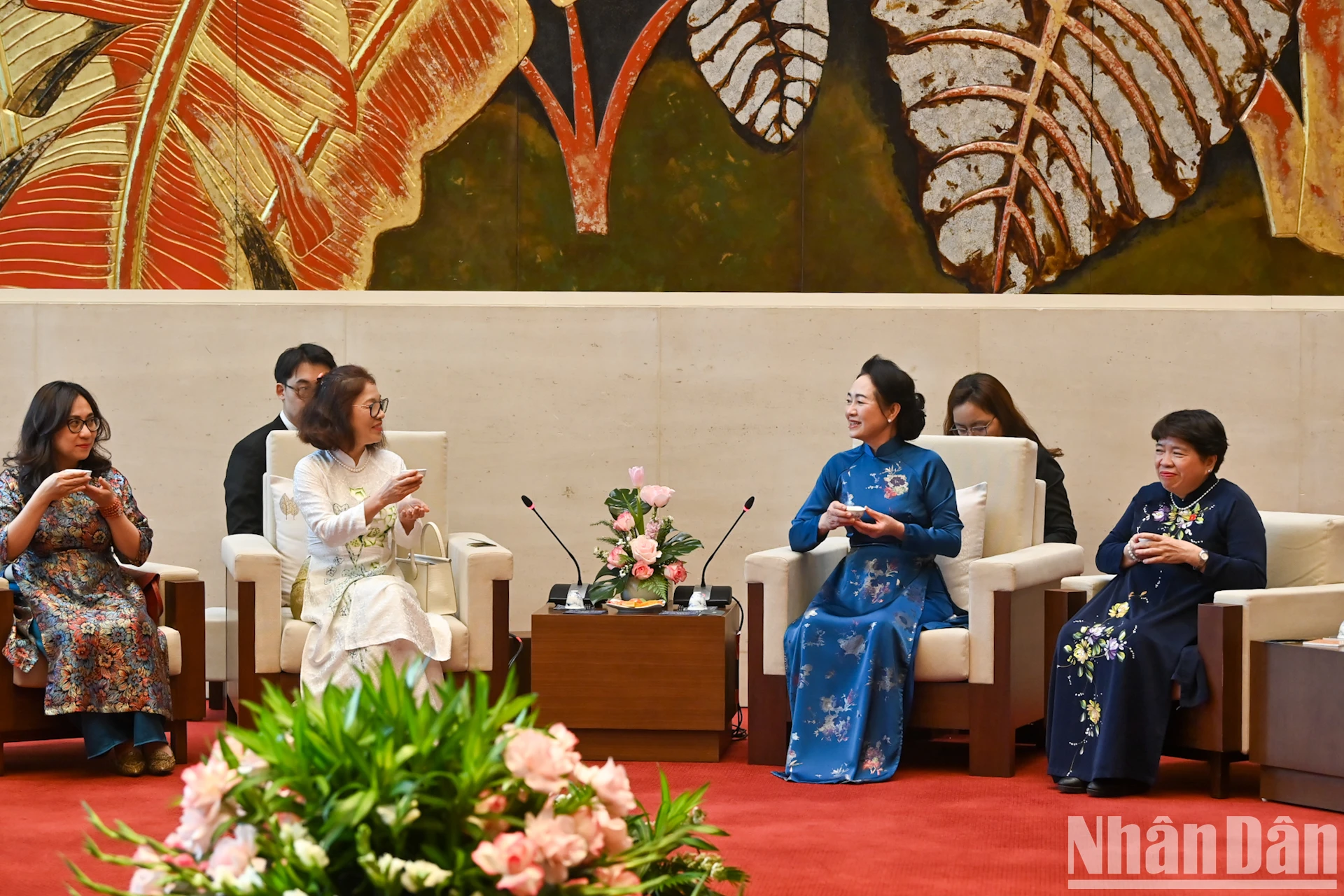 [Foto] Die Frau des Vorsitzenden der Nationalversammlung hatte ein freundliches Treffen mit der ASEAN Community Women's Group Foto 8