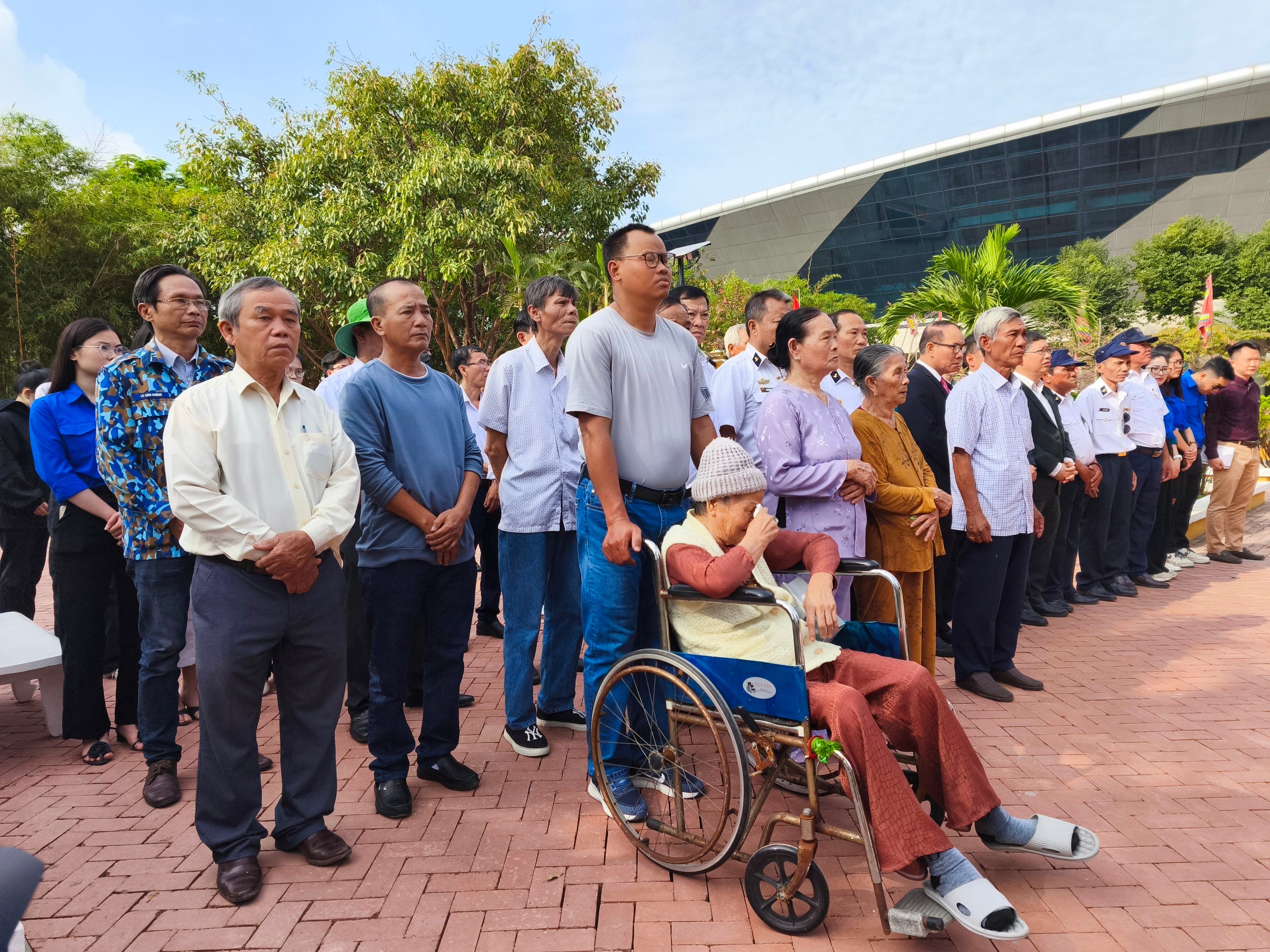 Người mẹ Gạc Ma: Bật khóc khi thấy tên con trên bia tưởng niệm- Ảnh 5.