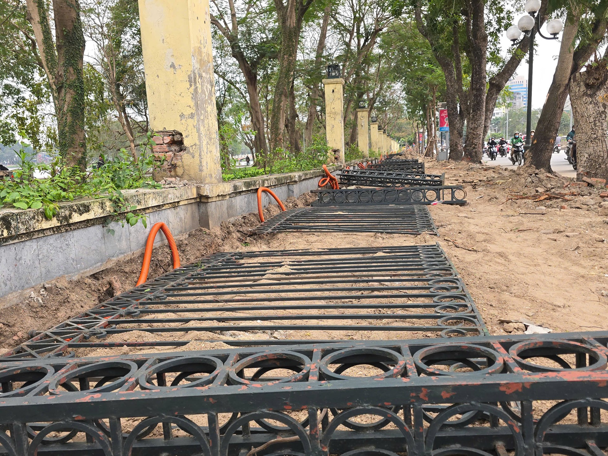 Hanoi derriba la valla del parque Thong Nhat en la calle Le Duan (foto 7)