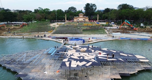 Vista de cerca del escenario en vivo multimillonario que aparece por primera vez a lo largo del río Huong