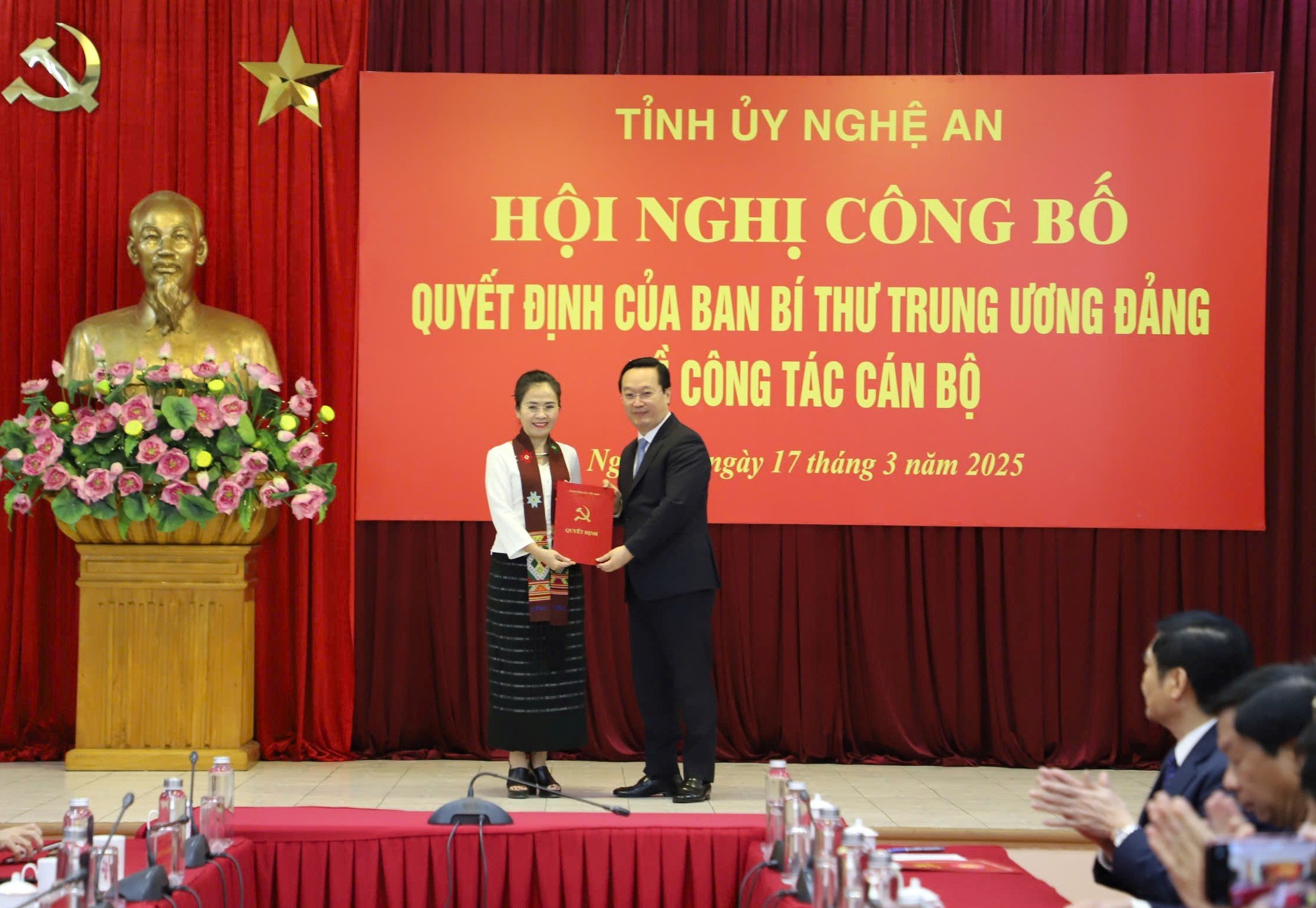 Bà Võ Thị Minh Sinh giữ chức Phó Bí thư Tỉnh ủy Nghệ An- Ảnh 1.