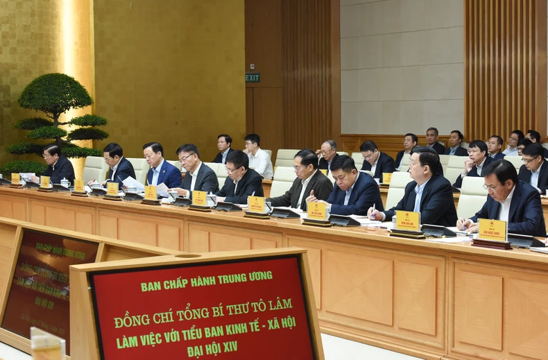 【写真】ト・ラム書記長が第14回党大会の経済社会小委員会で活動中 写真7