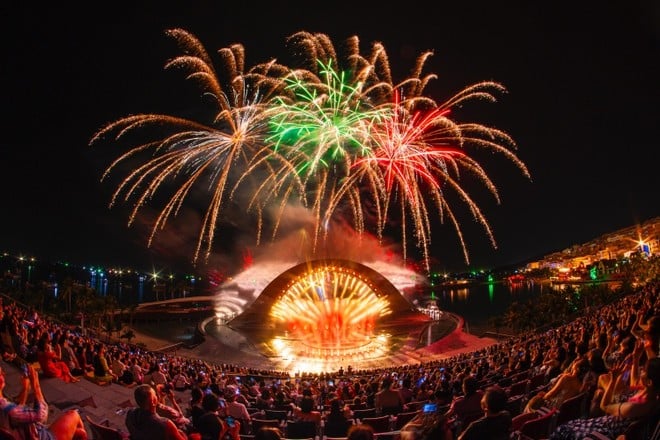 Des milliers de touristes assistent au spectacle Kiss of the Sea et aux feux d'artifice tous les soirs à Sunset Town, Phu Quoc