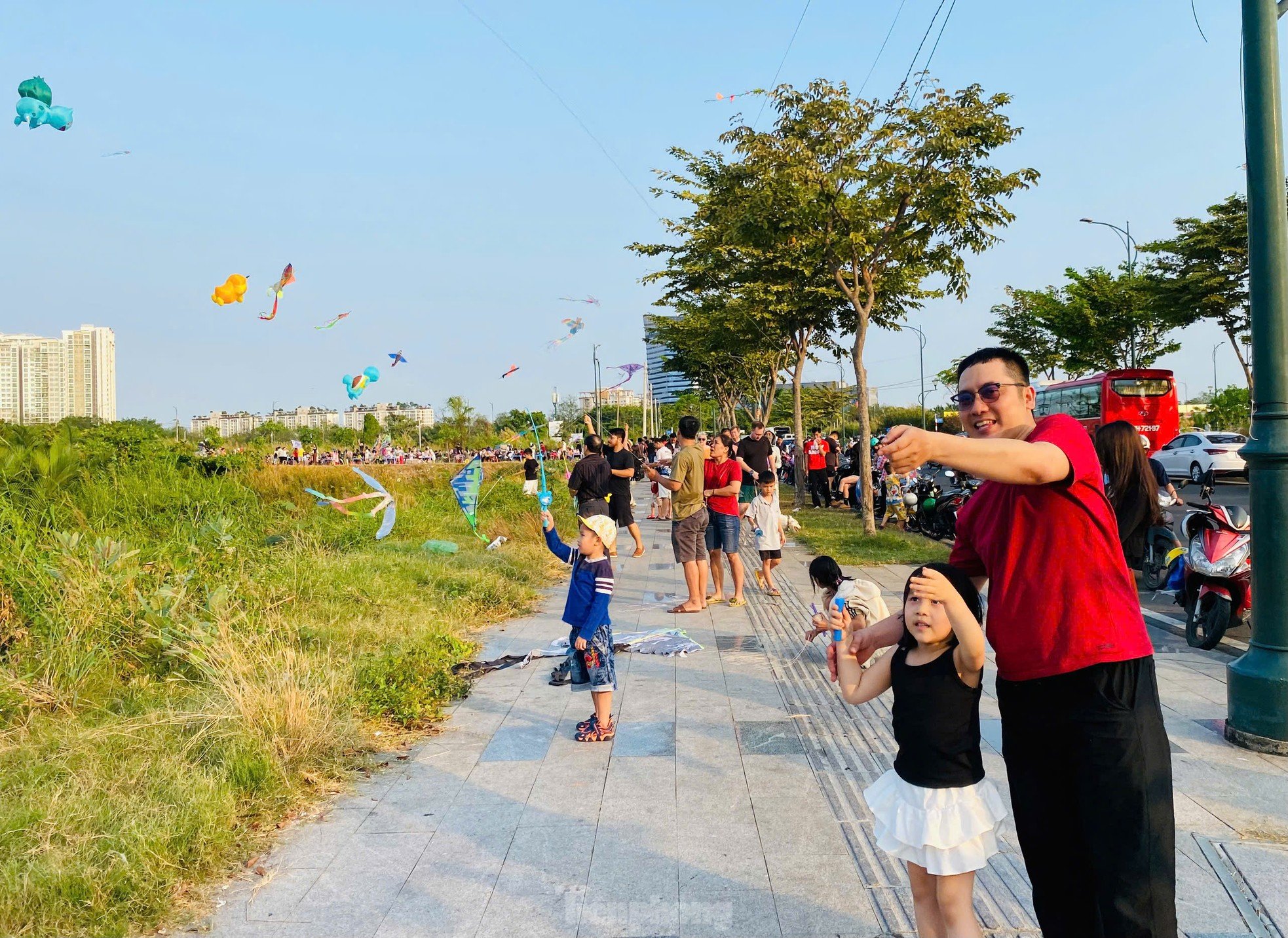 Auf dem größten Drachenfeld in Ho-Chi-Minh-Stadt herrscht jeden Nachmittag reges Treiben. Foto 7