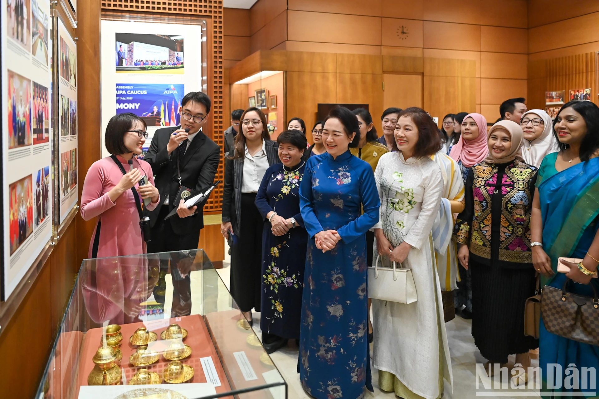 【写真】国会議長夫人がASEAN共同体女性グループと親しく会談 写真2