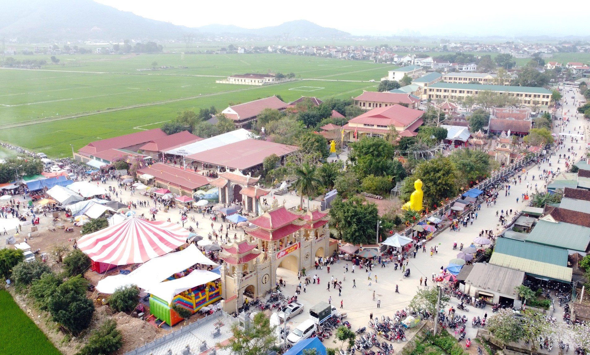 การแข่งขันกีฬาพื้นบ้านและตีกลองที่วัดกม-เทศกาลเจดีย์ ภาพ 1