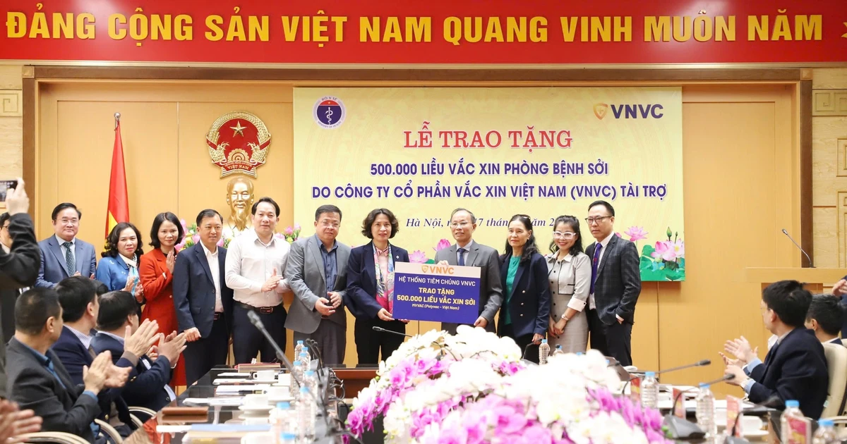 VNVC បរិច្ចាគវ៉ាក់សាំងការពារជំងឺកញ្ជ្រឹលចំនួន 500,000 ដូស ដល់ក្រសួងសុខាភិបាល