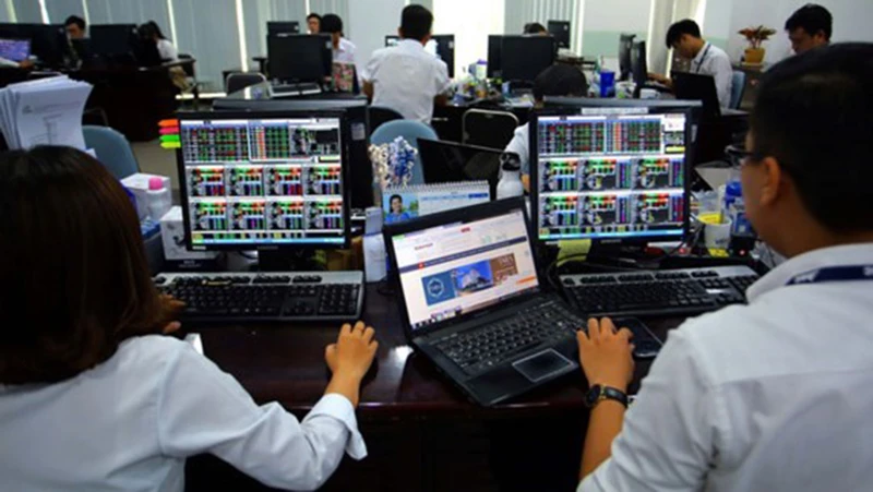 Banking and real estate stocks flourish, VN-Index increases more than 10 points