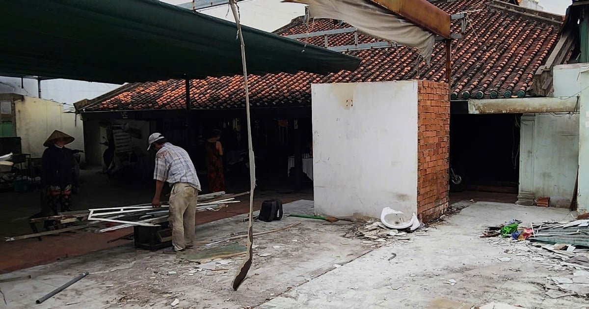 Une construction illégale dans l'ancienne maison de Vuong Hong Sen est en cours de démantèlement partiel