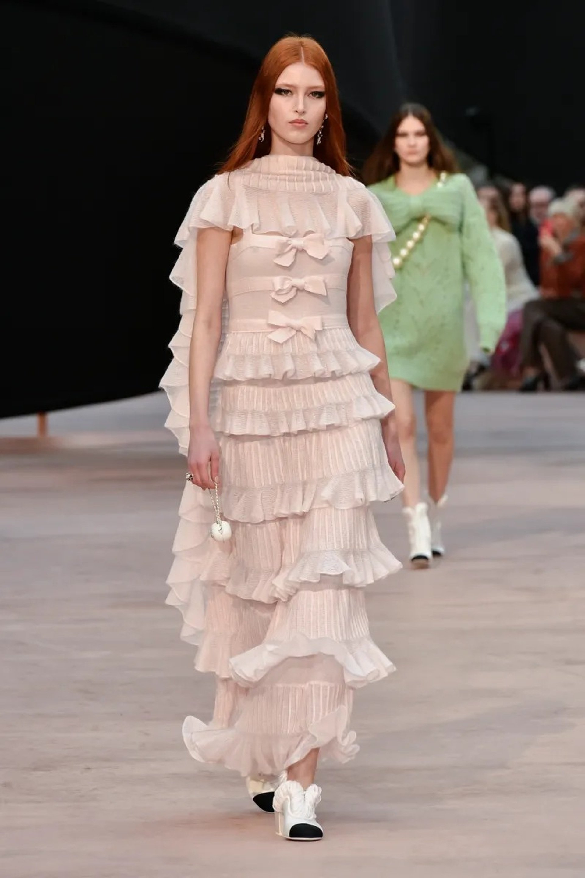 Jennie vắng mặt, Vương Nhất Bác hóa nam thần ở show diễn Chanel - 14