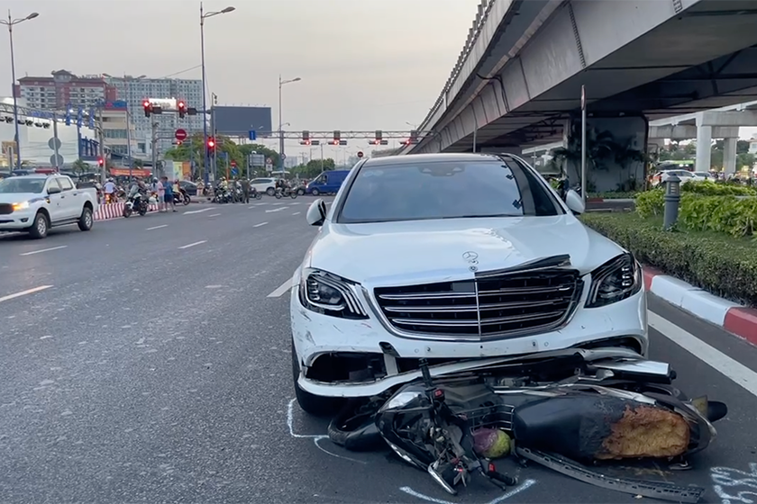 Mercedes-Fahrerin brach in Tränen aus, nachdem sie mehrere an einer roten Ampel stehende Motorräder rammte