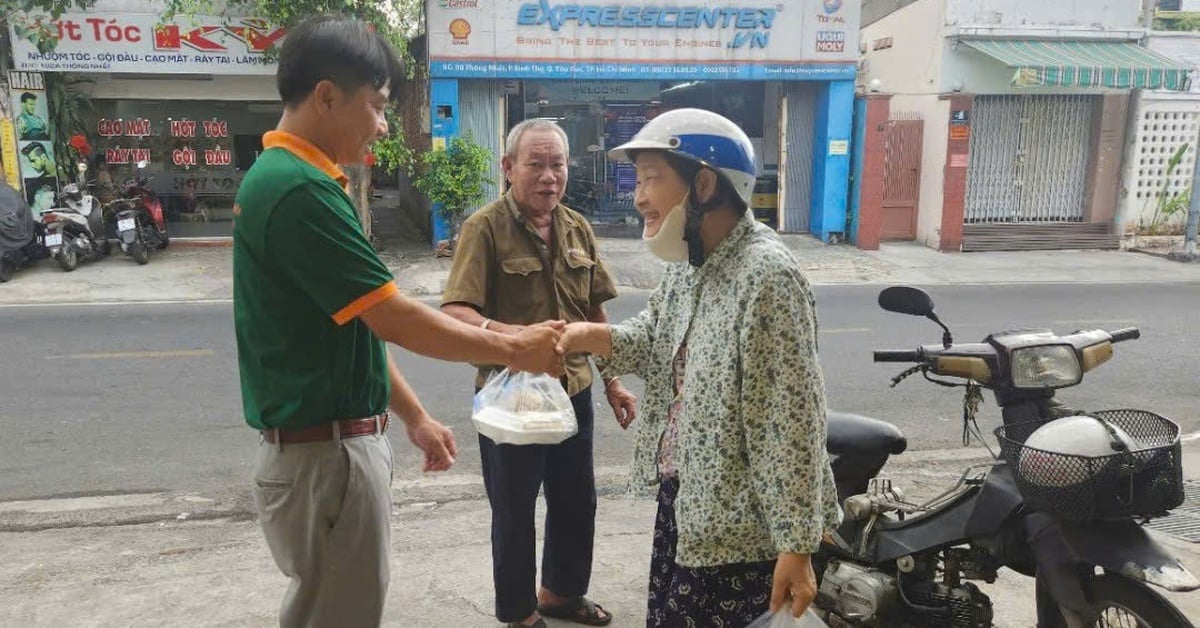 រឿងខ្លីៗនៅថ្ងៃដែលមានពន្លឺថ្ងៃក្តៅ