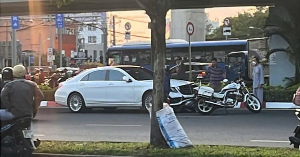 Entsetzte Autofahrerin rammt etwa 10 Motorräder, die an der roten Ampel an der Kreuzung Thu Duc warten