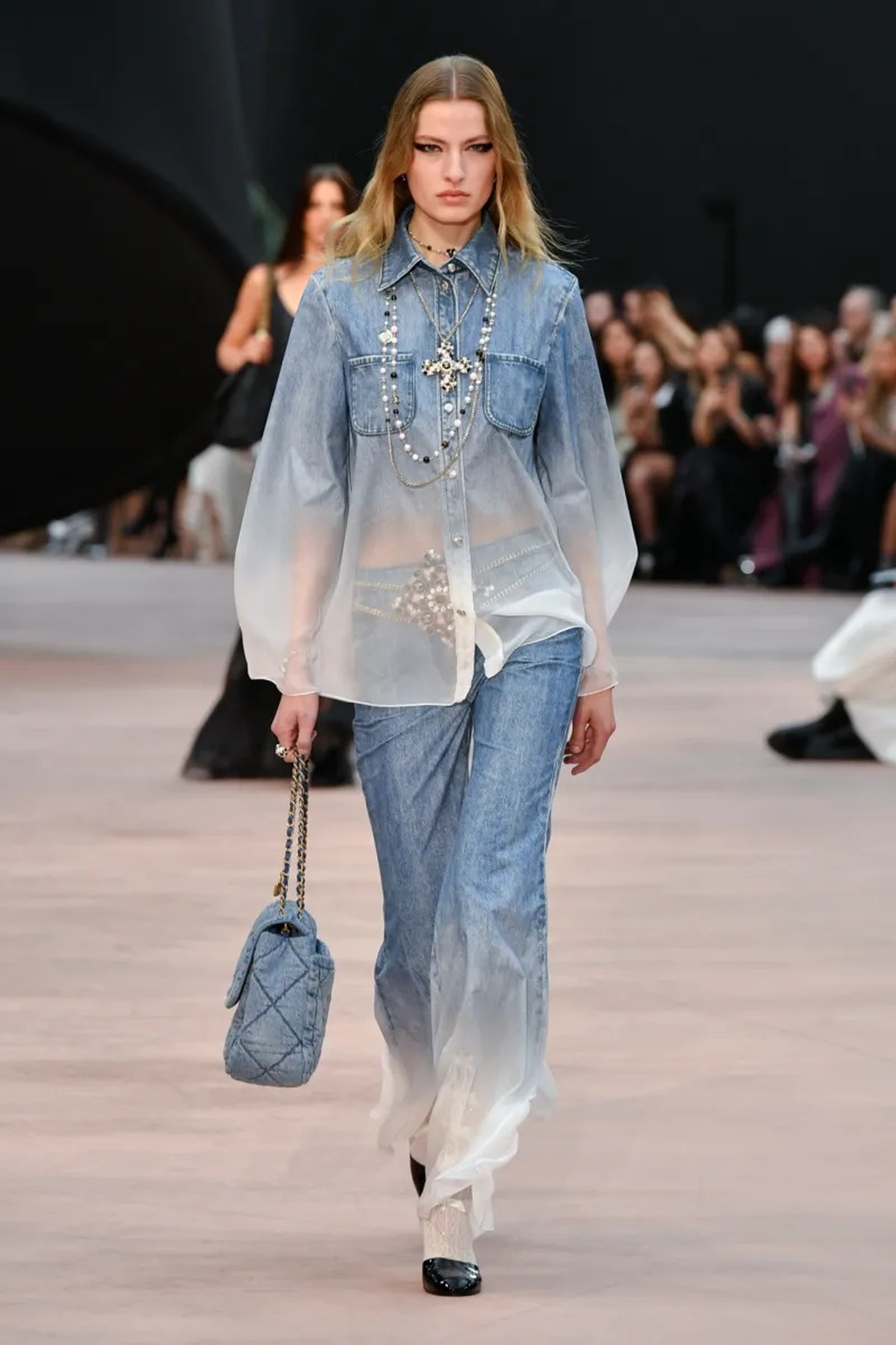 Jennie vắng mặt, Vương Nhất Bác hóa nam thần ở show diễn Chanel - 21