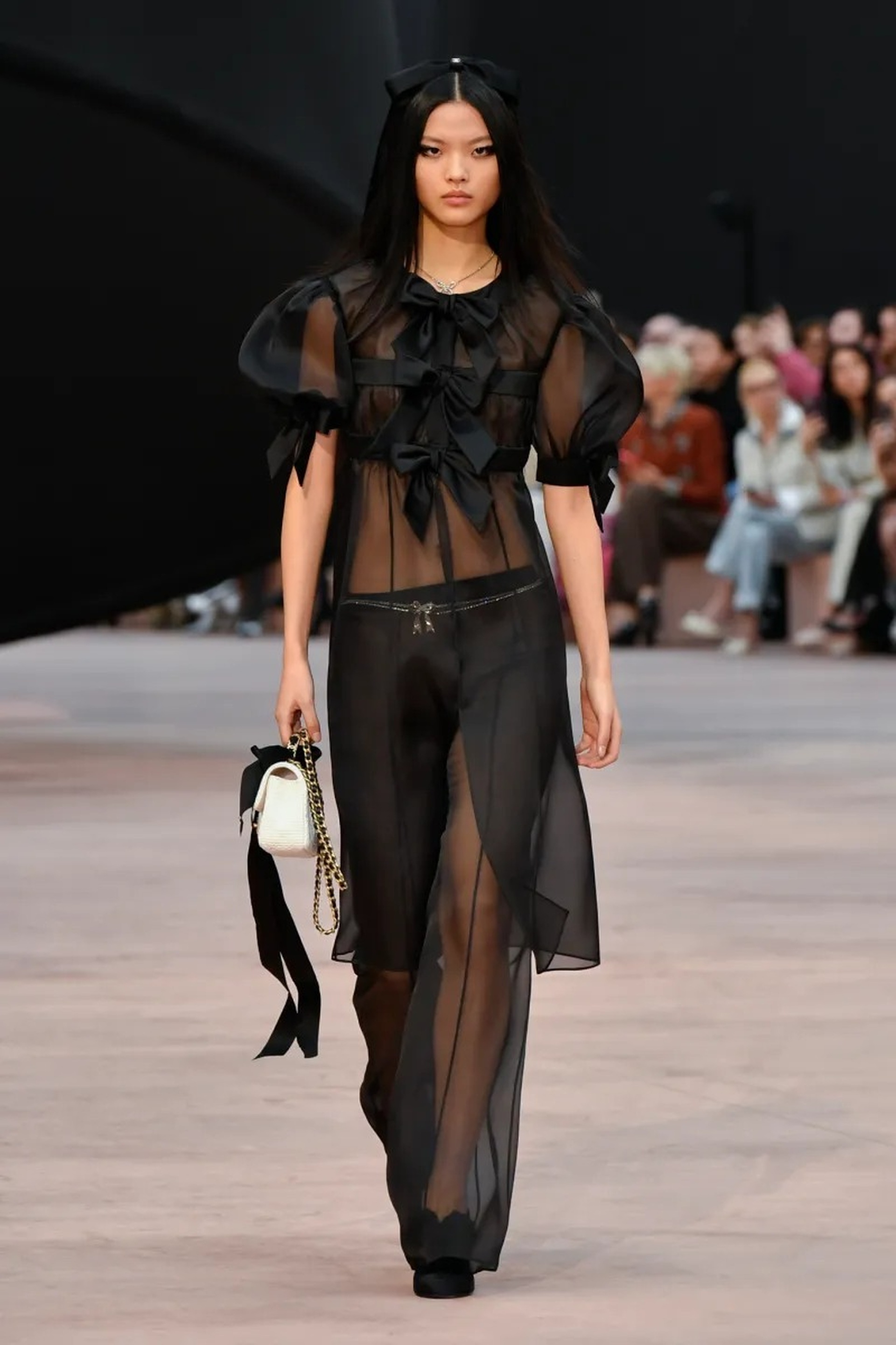 Jennie vắng mặt, Vương Nhất Bác hóa nam thần ở show diễn Chanel - 17