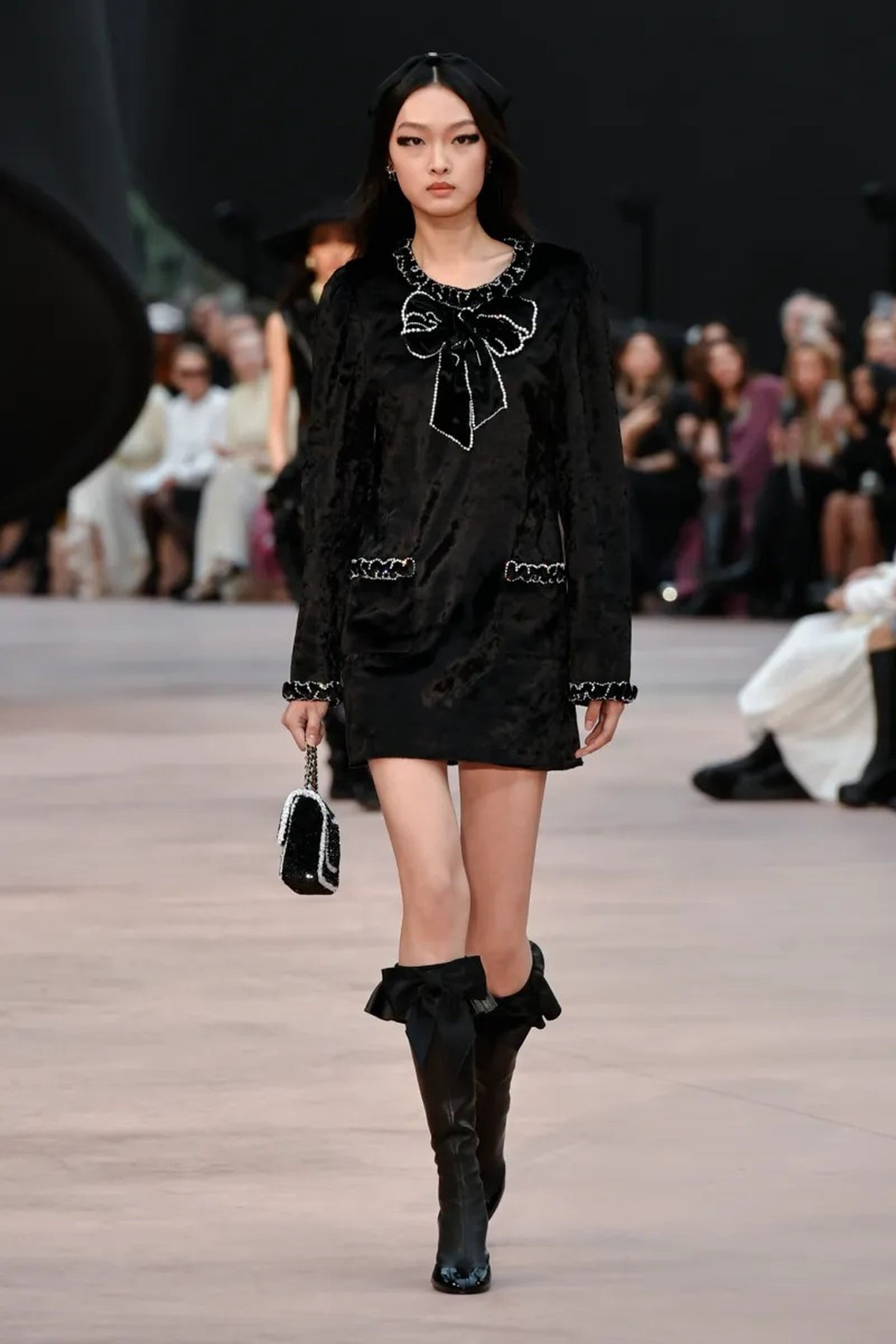 Jennie vắng mặt, Vương Nhất Bác hóa nam thần ở show diễn Chanel - 19