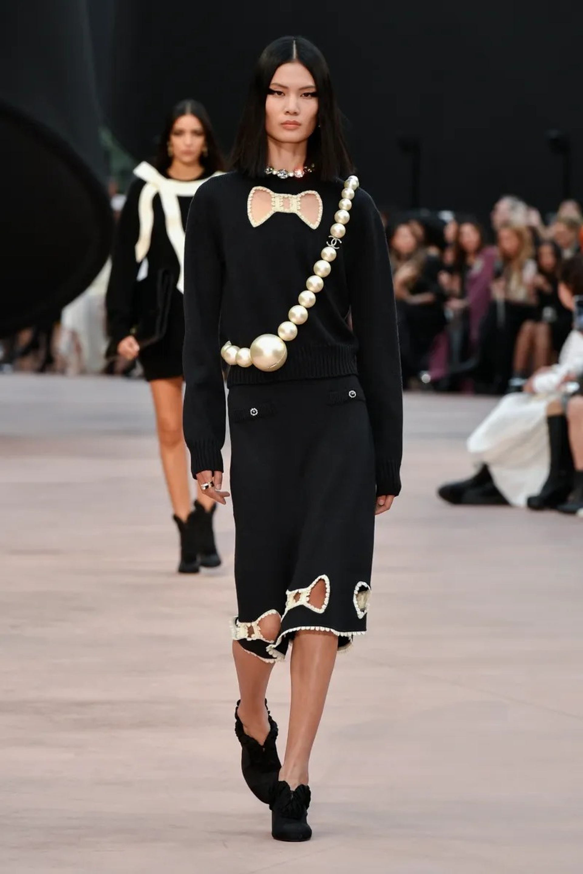 Jennie vắng mặt, Vương Nhất Bác hóa nam thần ở show diễn Chanel - 22