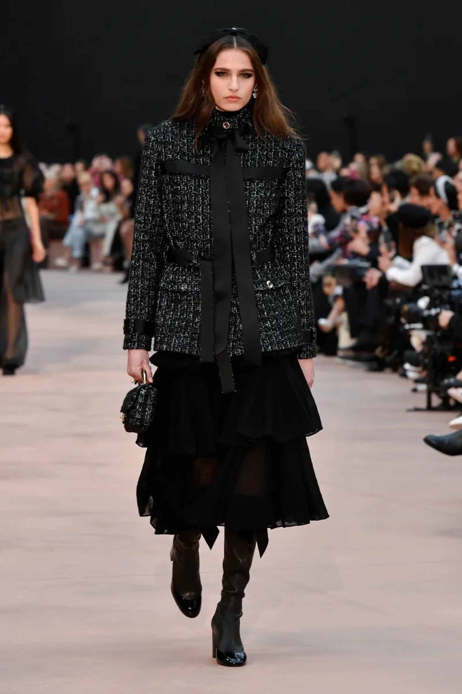Jennie vắng mặt, Vương Nhất Bác hóa nam thần ở show diễn Chanel - 16