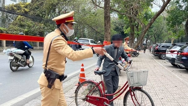 Multan a anciano por beber tres vasos de cerveza y andar en bicicleta por la calle