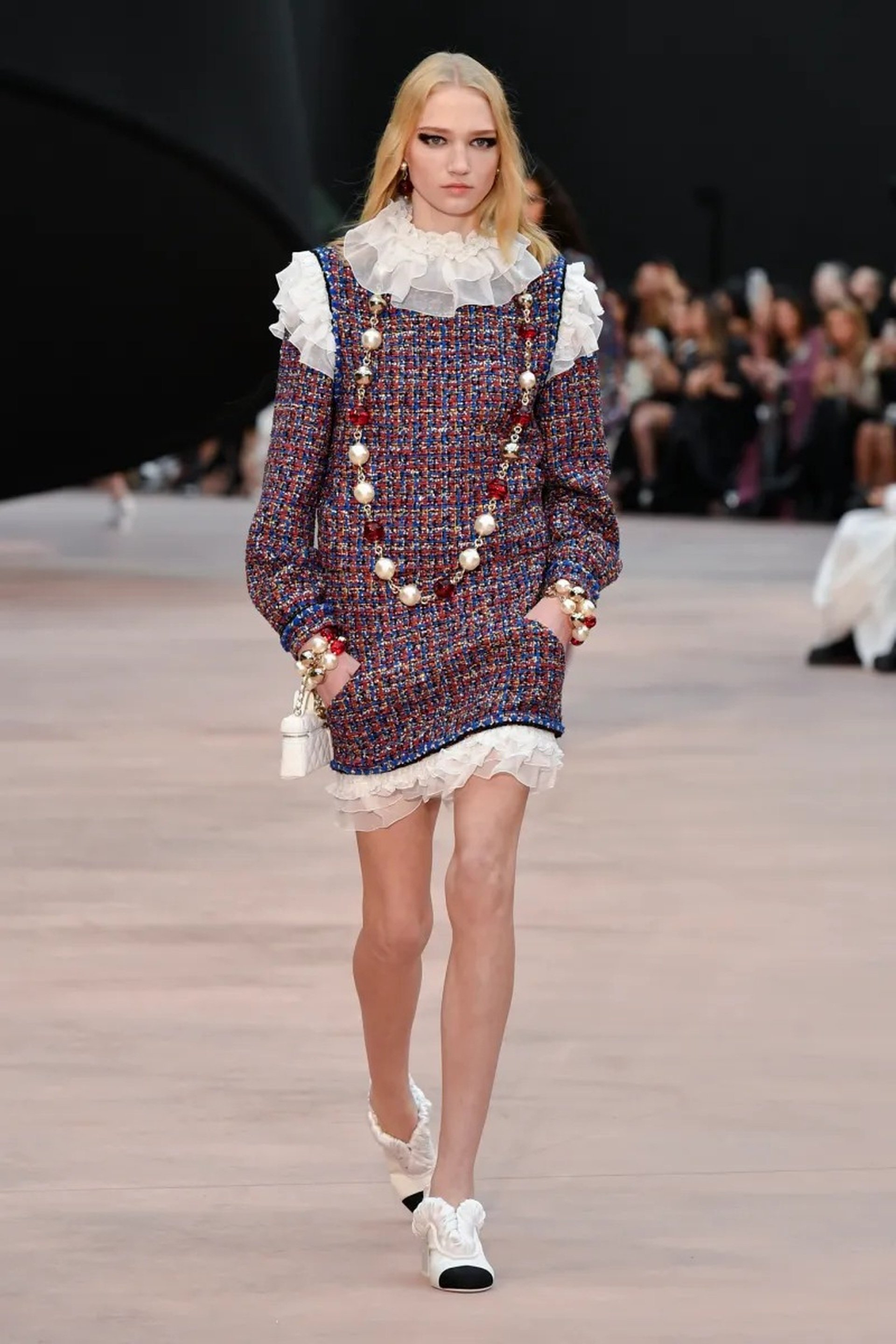 Jennie vắng mặt, Vương Nhất Bác hóa nam thần ở show diễn Chanel - 29
