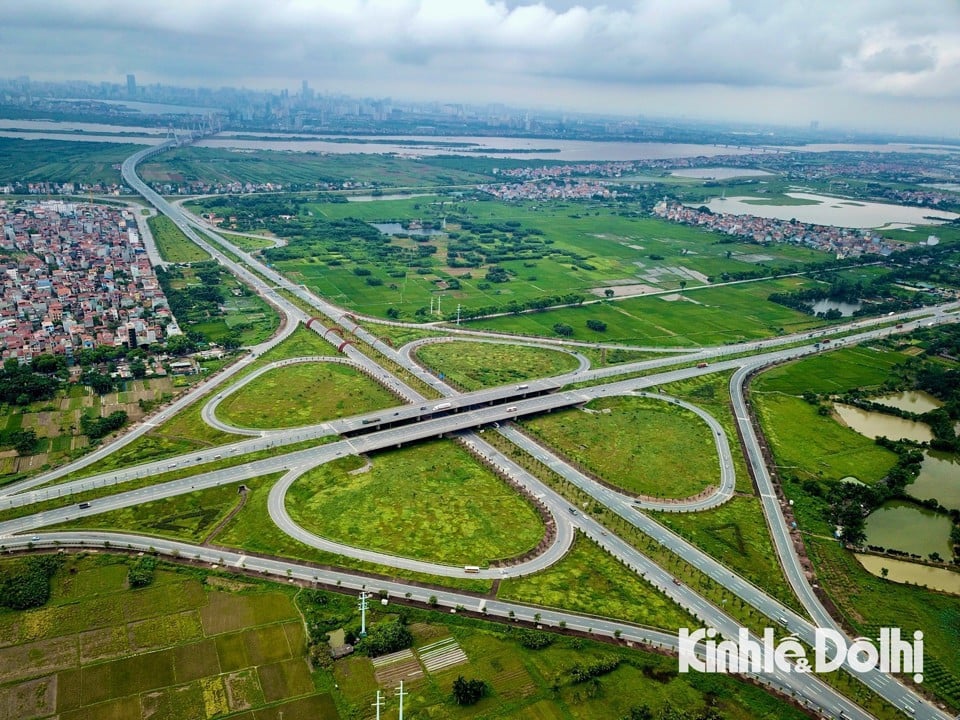 Đường Võ Nguyên Giáp dài 12km nối cầu Nhật Tân với sân bay Nội Bài.