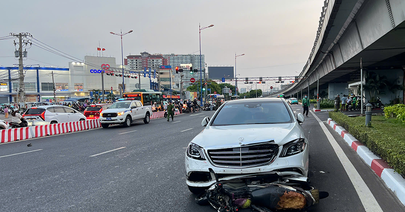 Mercedes-Fahrerin prallte gegen mehrere Motorräder: Sie fuhr auf der falschen Spur und hatte Alkoholkonzentration