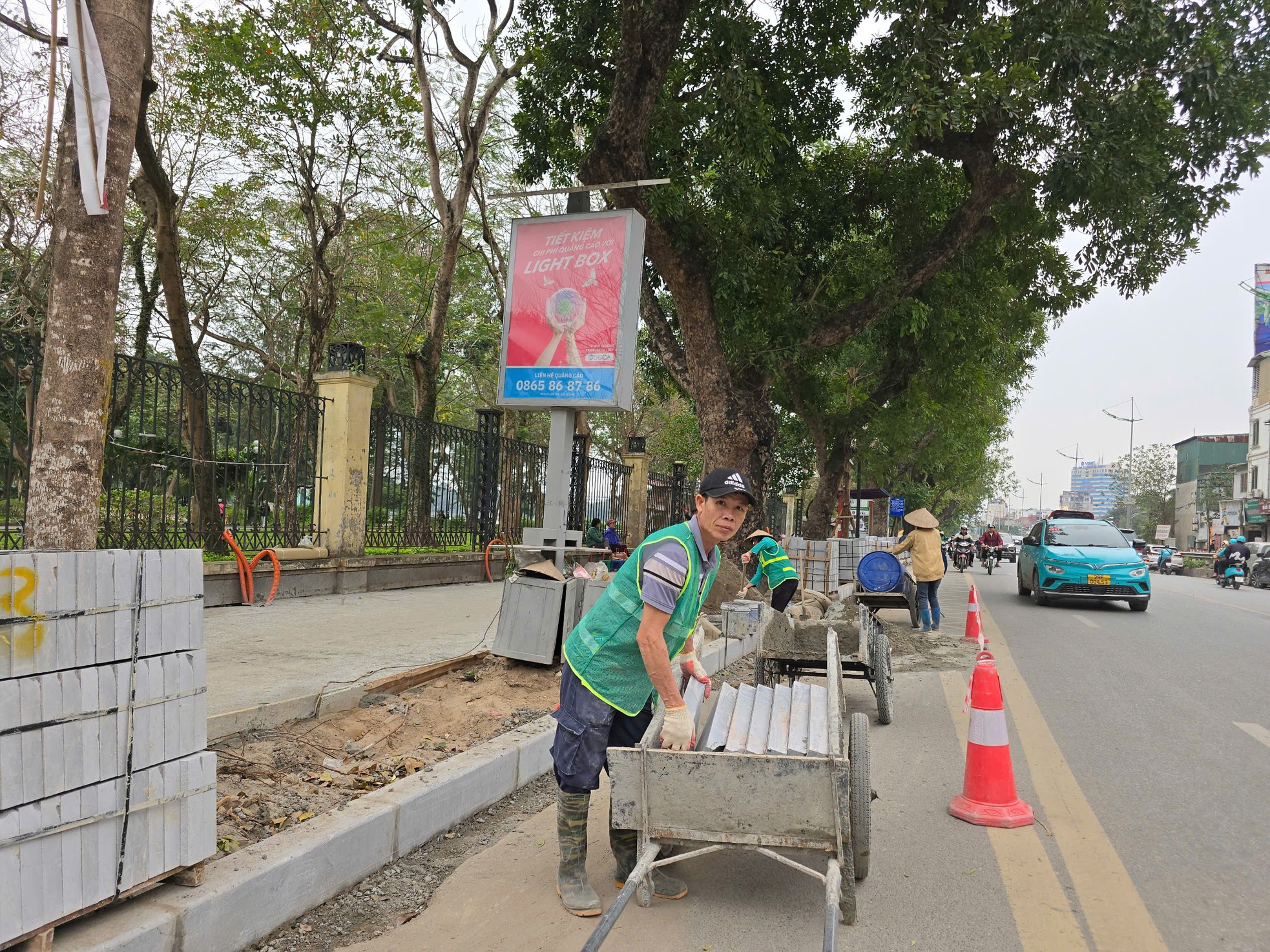 Hanoi derriba la valla del parque Thong Nhat en la calle Le Duan (foto 2)