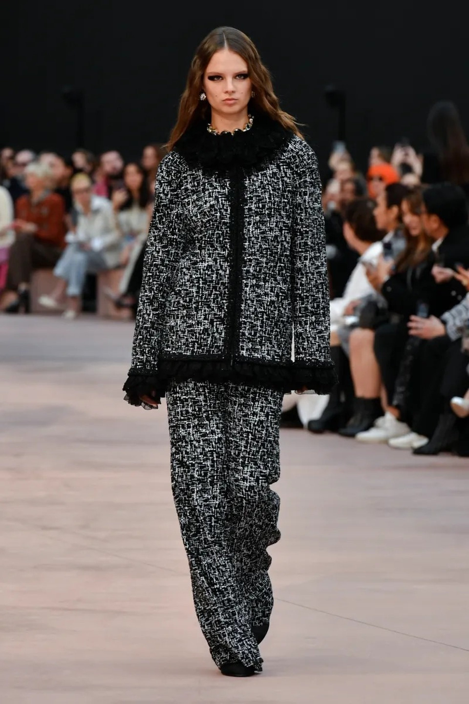 Jennie vắng mặt, Vương Nhất Bác hóa nam thần ở show diễn Chanel - 24