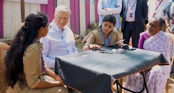 El multimillonario Bill Gates elogia los avances de la India en tecnología y atención médica.