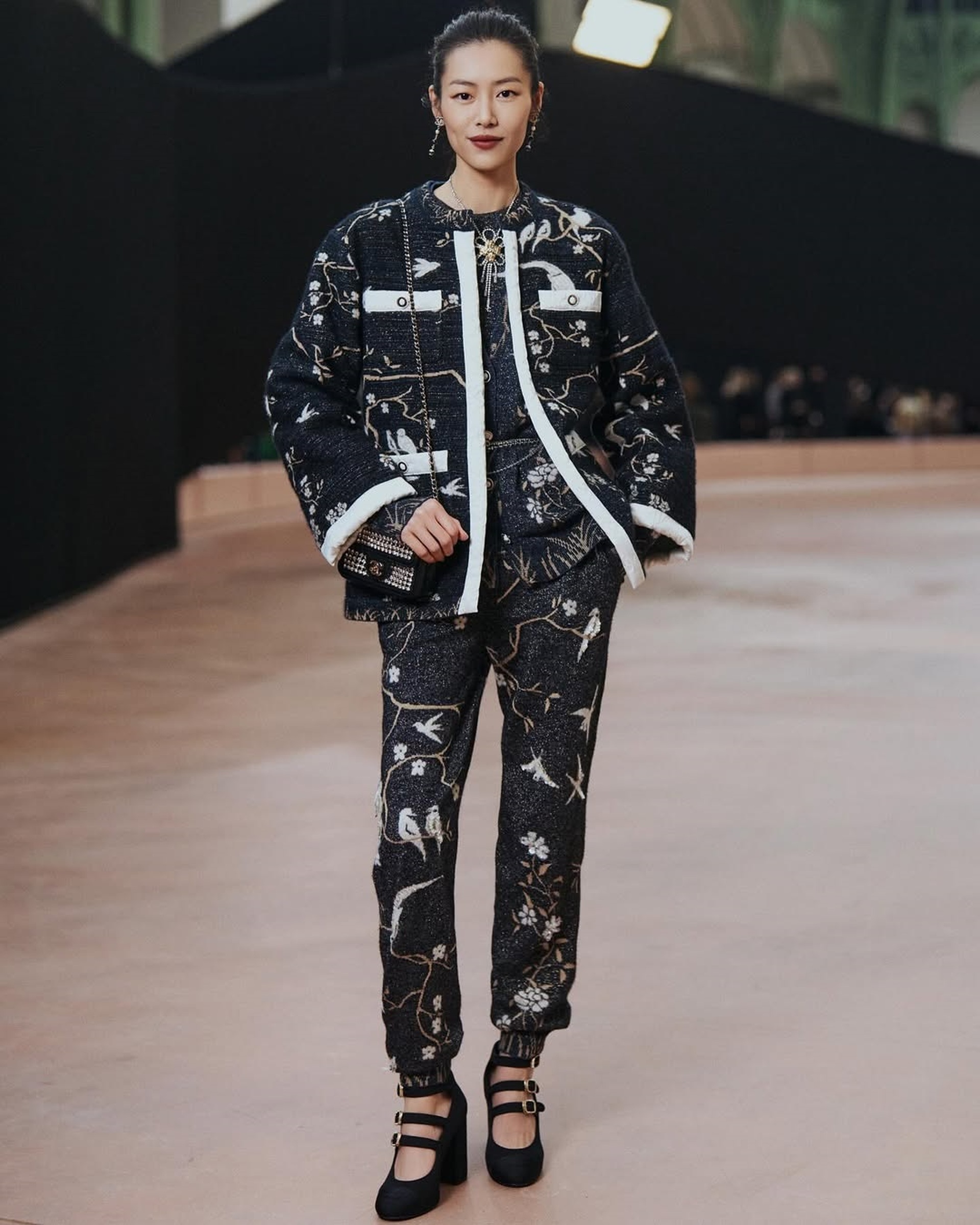 Jennie vắng mặt, Vương Nhất Bác hóa nam thần ở show diễn Chanel - 4