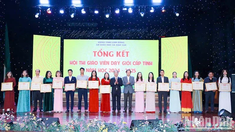 Lam Dong a décerné des certificats à 490 excellents enseignants au niveau provincial pour l'année scolaire 2024-2025, photo 2