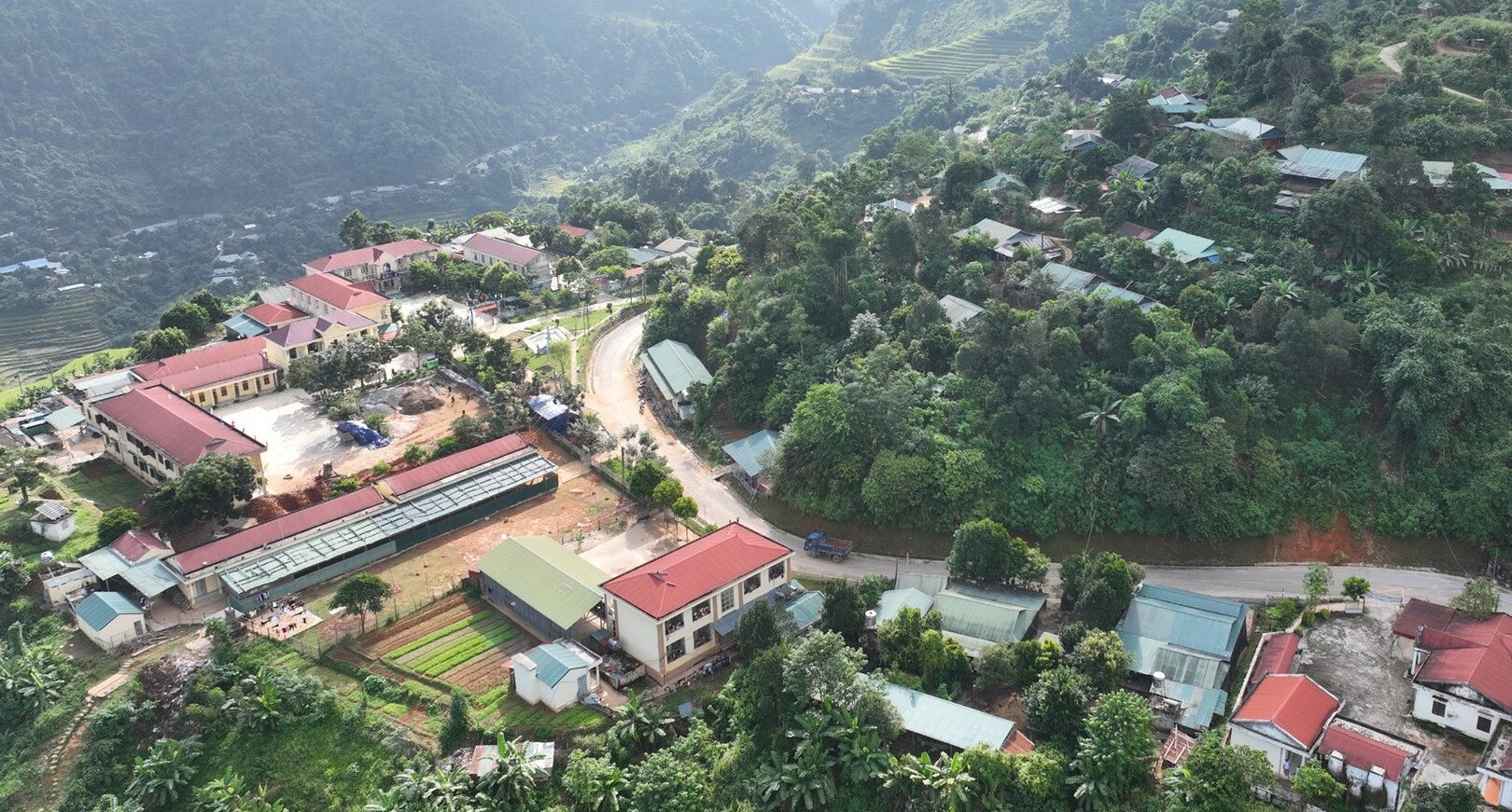 La commune a la moitié de la taille de la province de Bac Ninh, avec seulement 8 habitants par kilomètre carré.