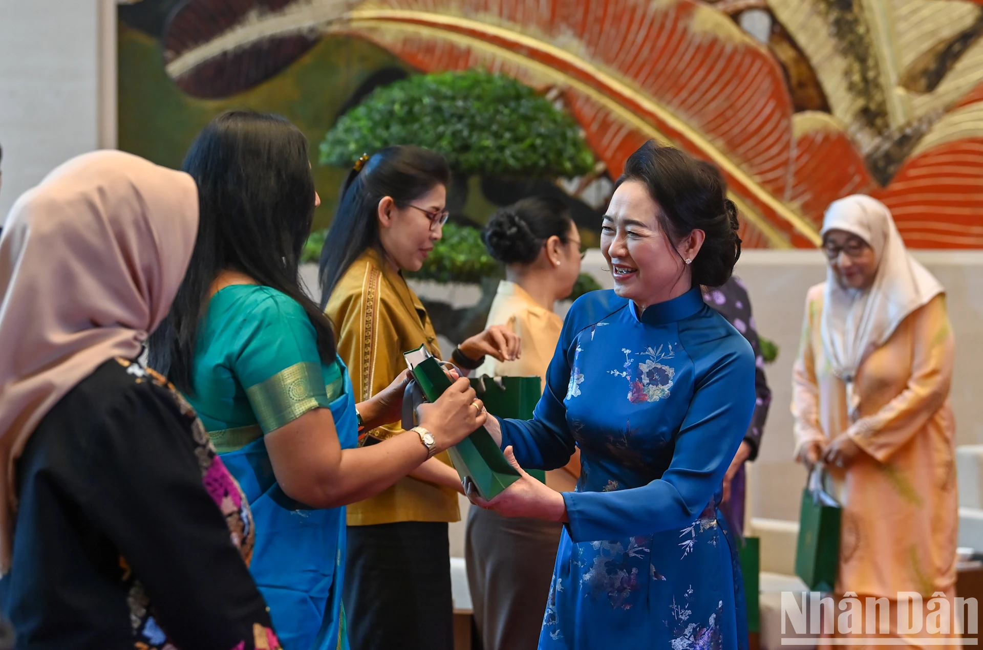 【写真】国会議長夫人がASEAN共同体女性グループと親しく会談 写真12