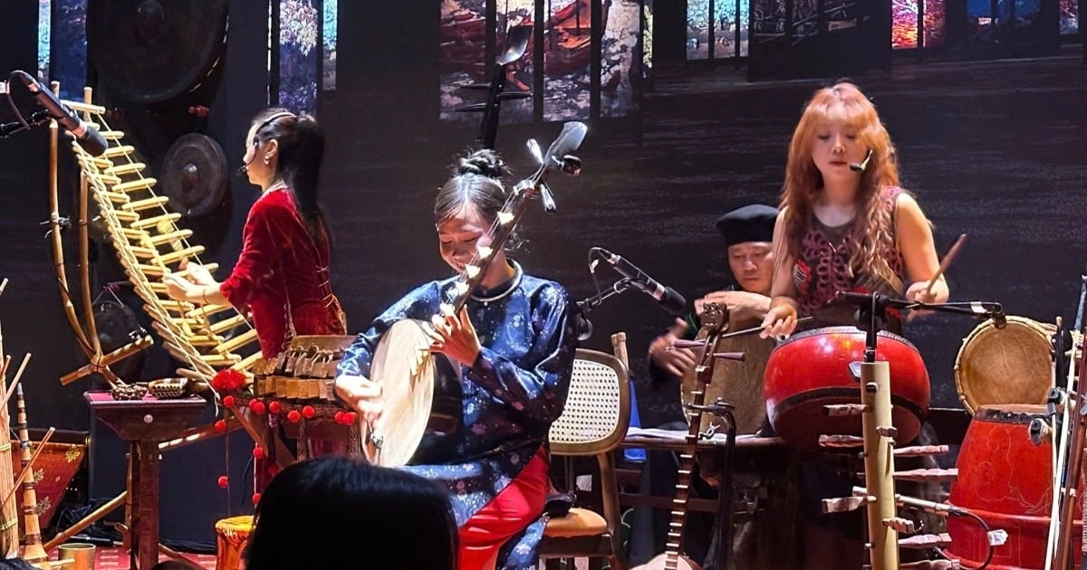 Le musicien Tran Manh Hung apporte 30 instruments de musique traditionnels au spectacle en hommage à la culture