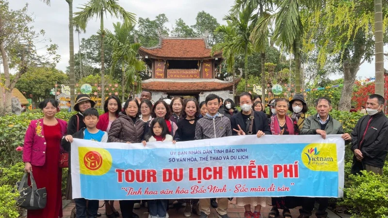 Bac Ninh increases buses and trips for free weekend tours