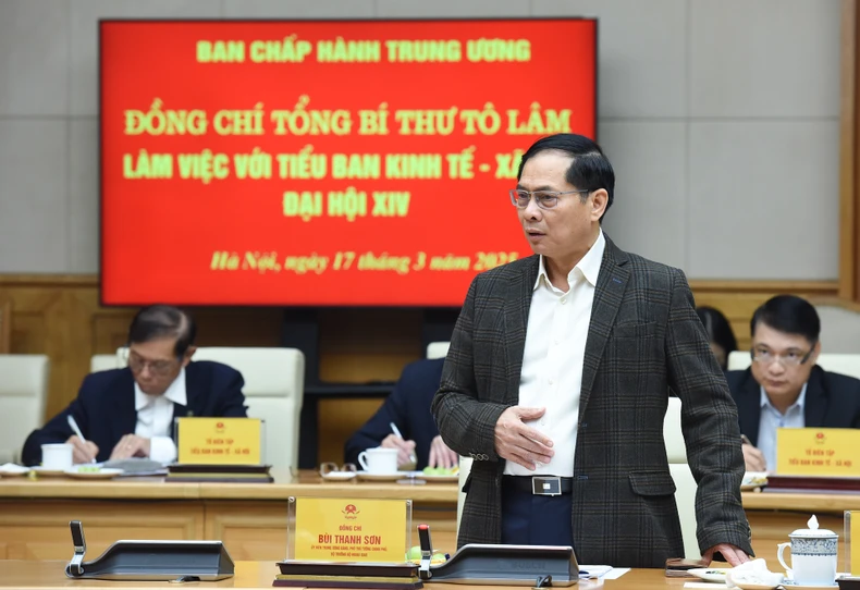 【写真】ト・ラム書記長が第14回全国党大会の経済社会小委員会で活動中 写真11