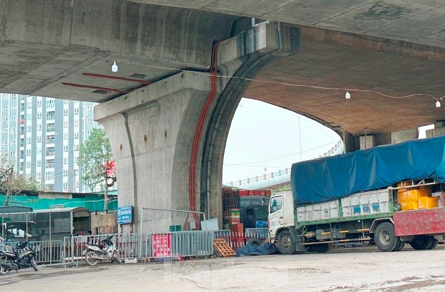 Der Fuß der Vinh-Tuy-Brücke ist beschädigt und verunstaltet (Foto 5)