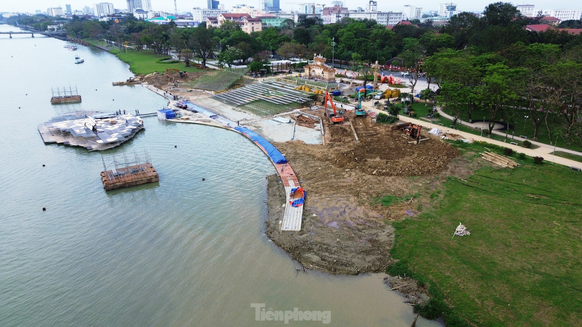 Close-up view of the multi-billion dollar live stage appearing for the first time along the Huong River, photo 13