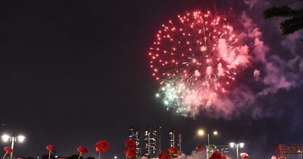 La batalla de artillería del 30 de abril se organizó en el Parque del Muelle Bach Dang, en la ciudad de Ho Chi Minh.